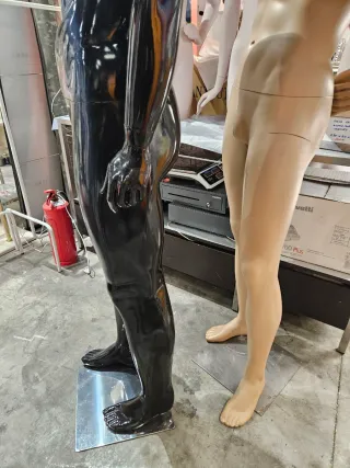 Maniquí hombre musculoso negro brillante