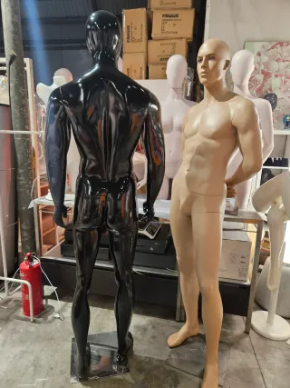 Maniquí hombre musculoso negro brillante