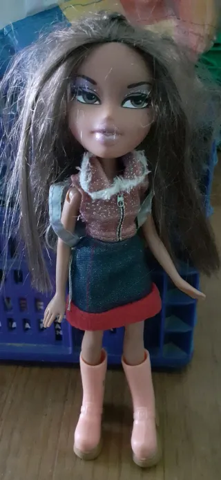 Set di sei bambole Bratz con stili e abiti diversi.