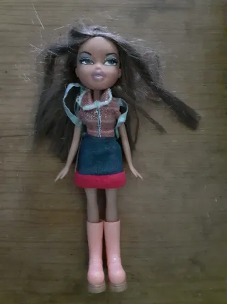 Set di sei bambole Bratz con stili e abiti diversi.