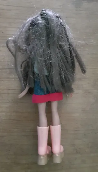 Set di sei bambole Bratz con stili e abiti diversi.