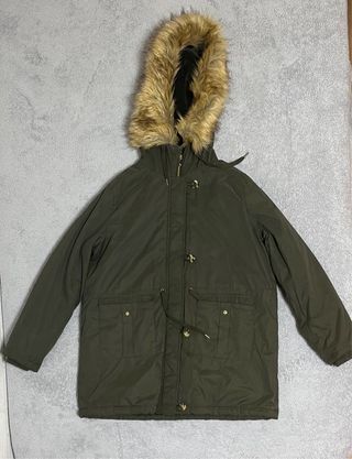 Parka verde oliva con capucha de pelo, (EASY WEAR)