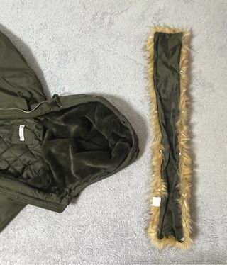 Parka verde oliva con capucha de pelo, (EASY WEAR)