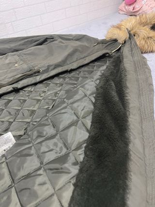 Parka verde oliva con capucha de pelo, (EASY WEAR)