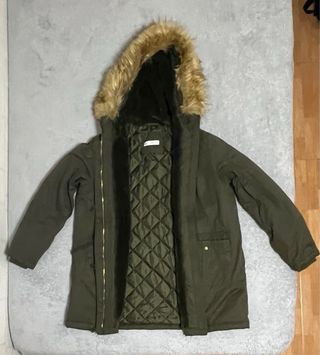 Parka verde oliva con capucha de pelo, (EASY WEAR)
