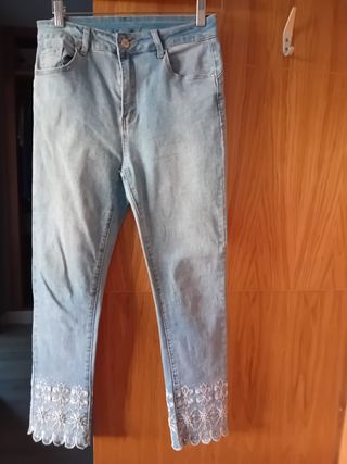 Pantalón vaquero con bordado blanco