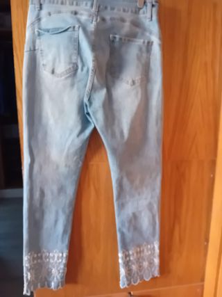 Pantalón vaquero con bordado blanco