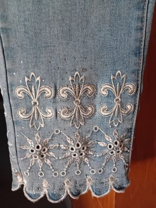 Pantalón vaquero con bordado blanco