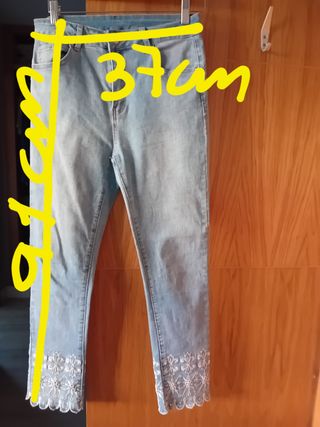 Pantalón vaquero con bordado blanco