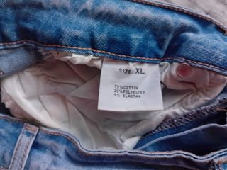 Pantalón vaquero con bordado blanco