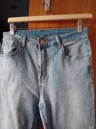 Pantalón vaquero con bordado blanco