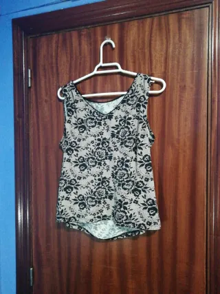 Top floral beige y negro talla XS