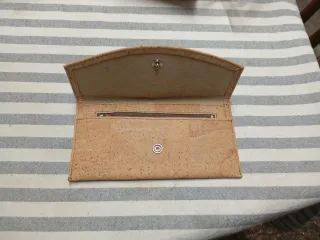 Portafogli in sughero con design unico