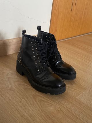 Botines negros tachuelas
