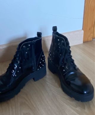 Botines negros tachuelas