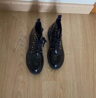 Botines negros tachuelas