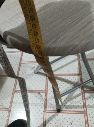 Sgabello rotondo in legno e metallo