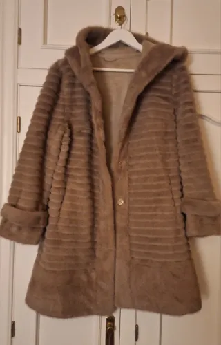 Abrigo sintético con capucha