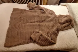 Abrigo sintético con capucha