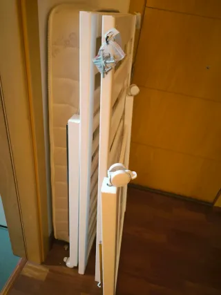 Culla pieghevole in legno bianco