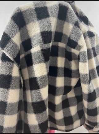 Abrigo Zara hombre tonos grises, negros y blancos.