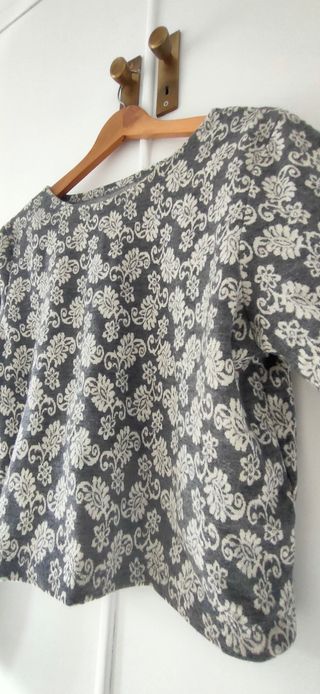 Jersey estampado gris y blanco