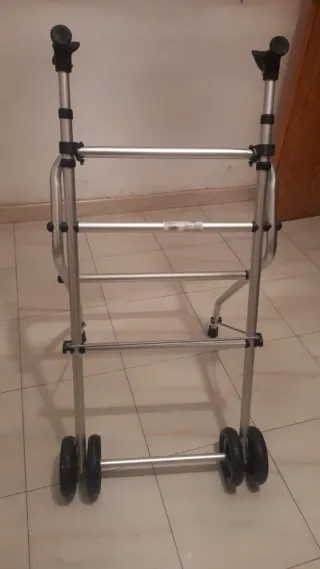 Andador de aluminio plegable