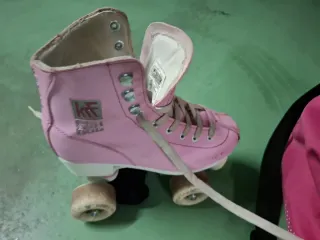 Patines rosas, protecciones y bolsa Hello Kitty