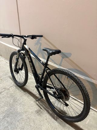 Bicicleta MTB Cube Negra