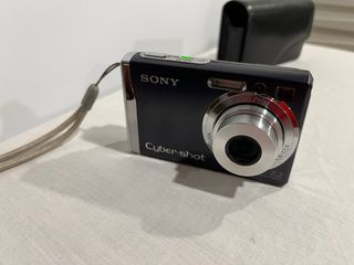 Cámara Sony Cyber-shot + Cargador y funda