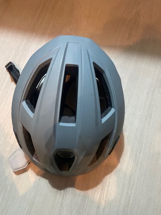 Casco de bicicleta gris