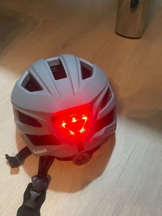 Casco de bicicleta gris