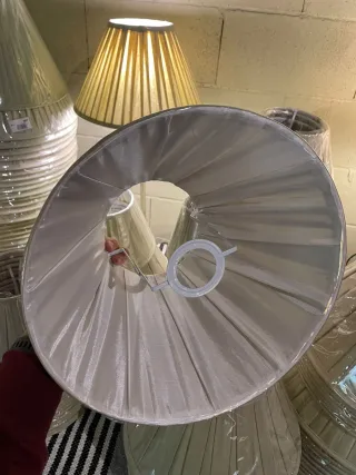 Pantallas de lámpara beige plisadas