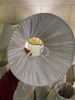 Pantallas de lámpara beige plisadas