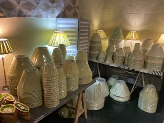 Pantallas de lámpara beige plisadas