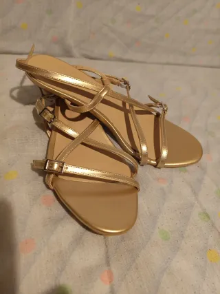 Sandalias doradas de verano