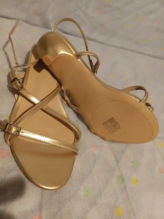 Sandalias doradas de verano