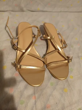 Sandalias doradas de verano