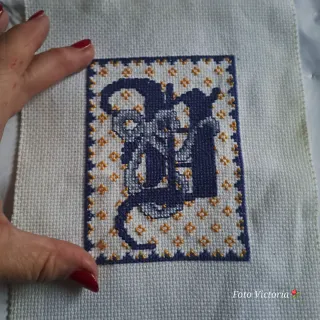Letra bordada a punto de cruz