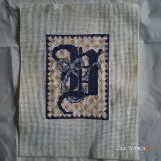 Letra bordada a punto de cruz