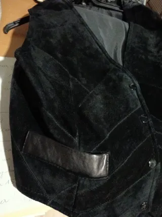 Chaleco de piel negro de pana