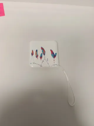 Porta mascarillas blanco con diseño de plumas