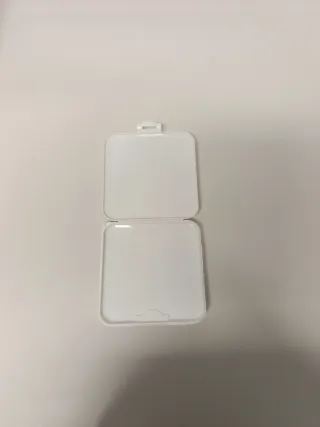 Porta mascarillas blanco con diseño de plumas