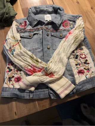 Cazadora vaquera bordada multicolor