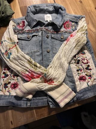 Cazadora vaquera bordada multicolor