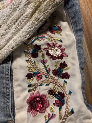 Cazadora vaquera bordada multicolor