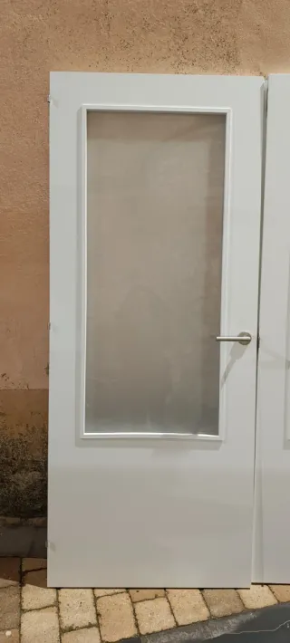 Puerta maciza lacada blanca con cristal