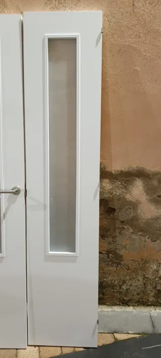 Puerta maciza lacada blanca con cristal