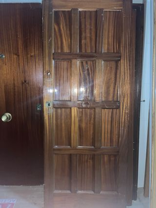 Puerta de entrada de madera