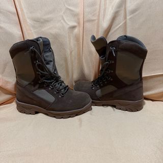 Botas militares marrones y verde oliva